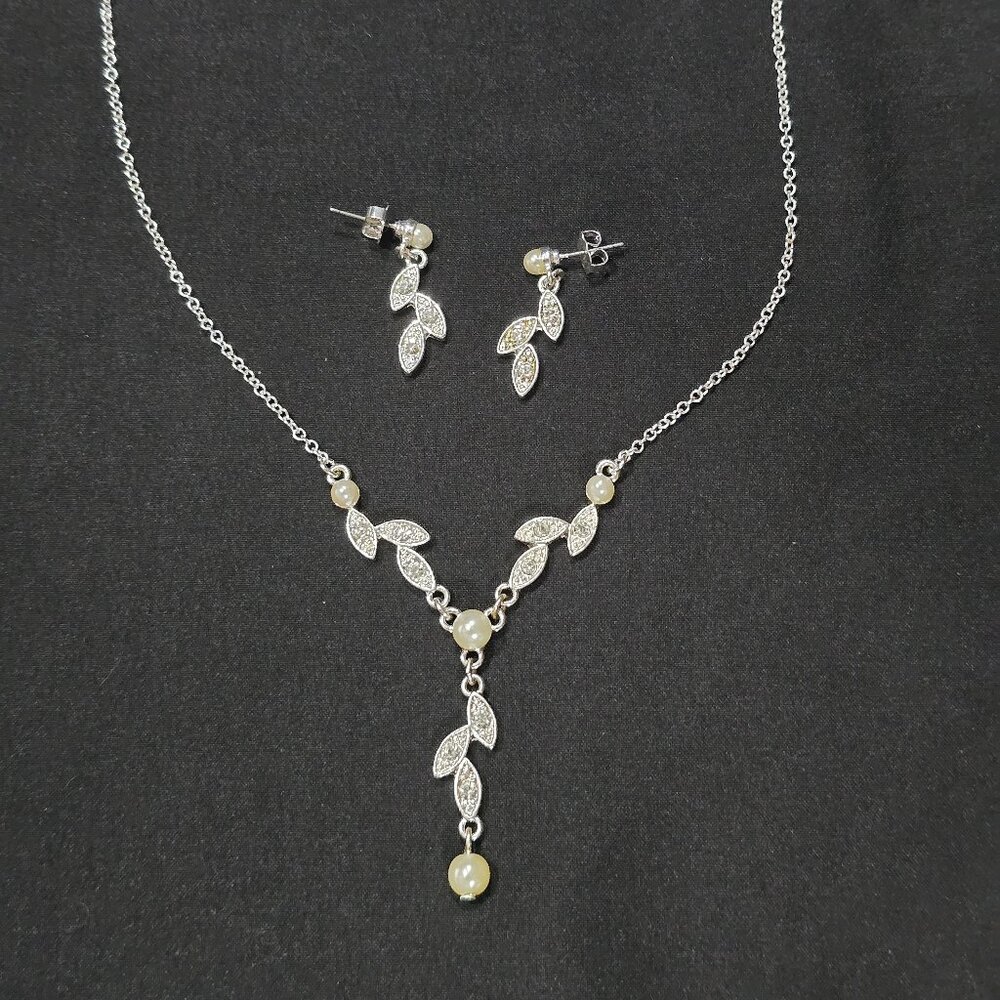 AVON Necklace and Earrings Set